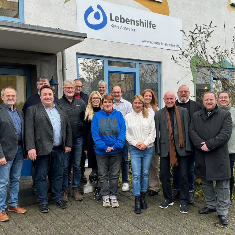 Gruppenfoto mit Vorstand der Lebenhilfe Ahrweiler, Geschäftsführung und Bereichsleitungen und Vertretern des Landesverbandes