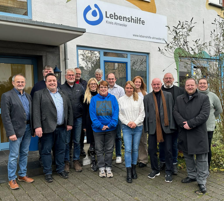 Gruppenfoto mit Vorstand der Lebenhilfe Ahrweiler, Geschäftsführung und Bereichsleitungen und Vertretern des Landesverbandes