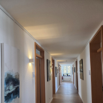 Der Flur mit allen Bildern