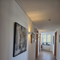 Der Flur man sieht die Bilder