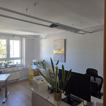 Ein Büro mit einem Bild das Gold Töne hat