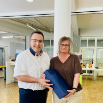 Ein Mann überreicht ein Geschenk an eine Frau